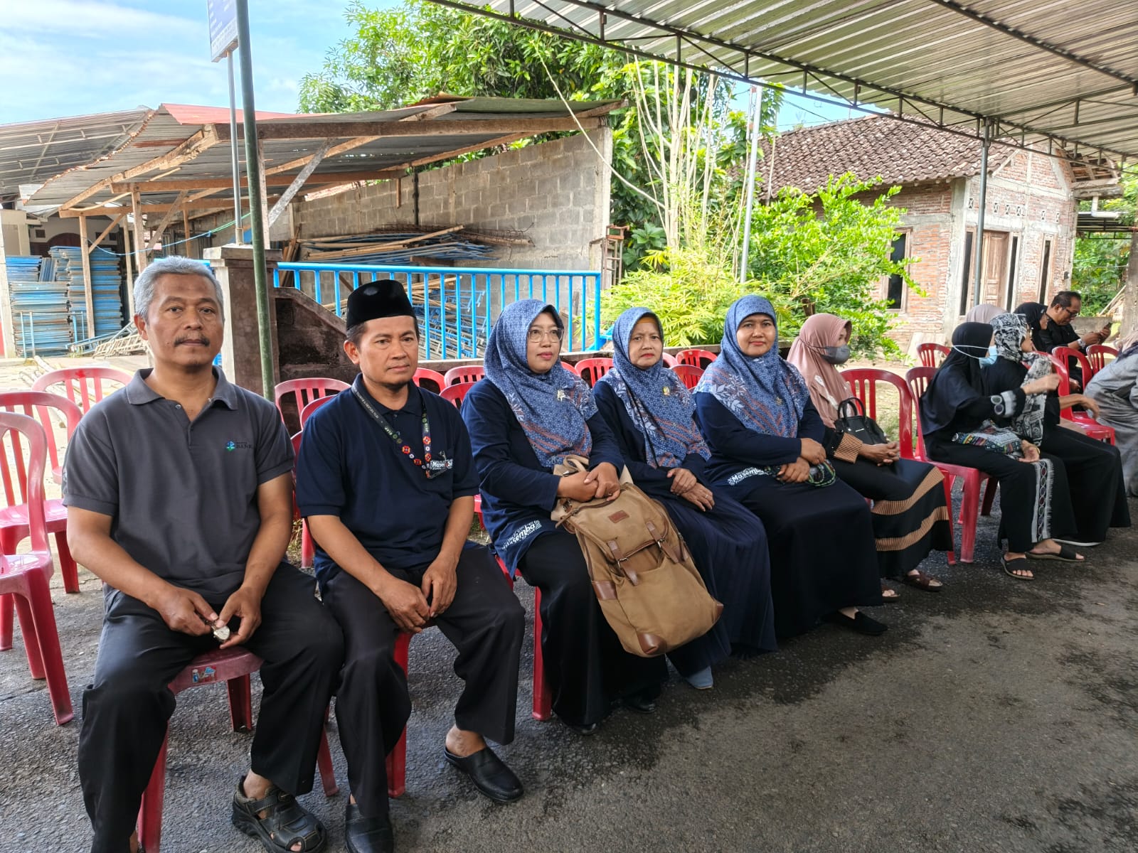 Kepala MTsN 9 Bantul Beserta Guru dan Pegawai Laksanakan Takziah ke Kediaman Almarhum Suroso